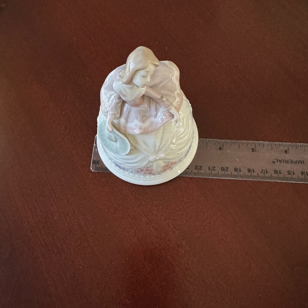 Lladro Lady Figurine in Pink and Cream - Picture 4 of 12